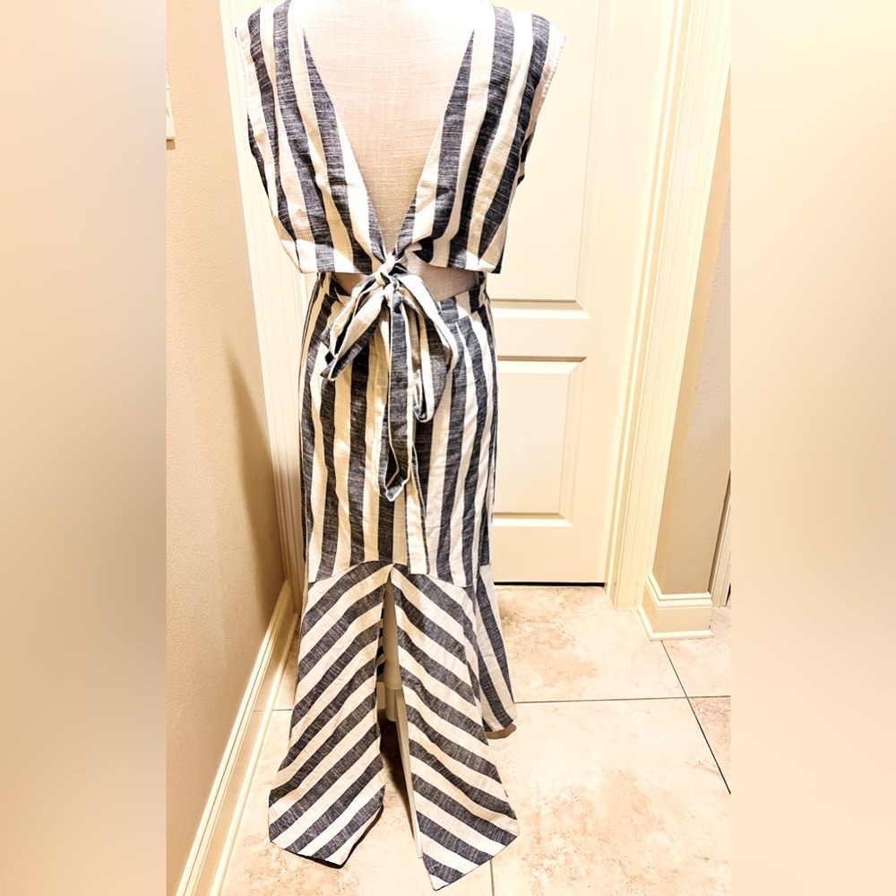 Cutout Back Dress. 100% Cotton-Linen Look. Lined from waist ⬇️Size LARGE. NWOT.